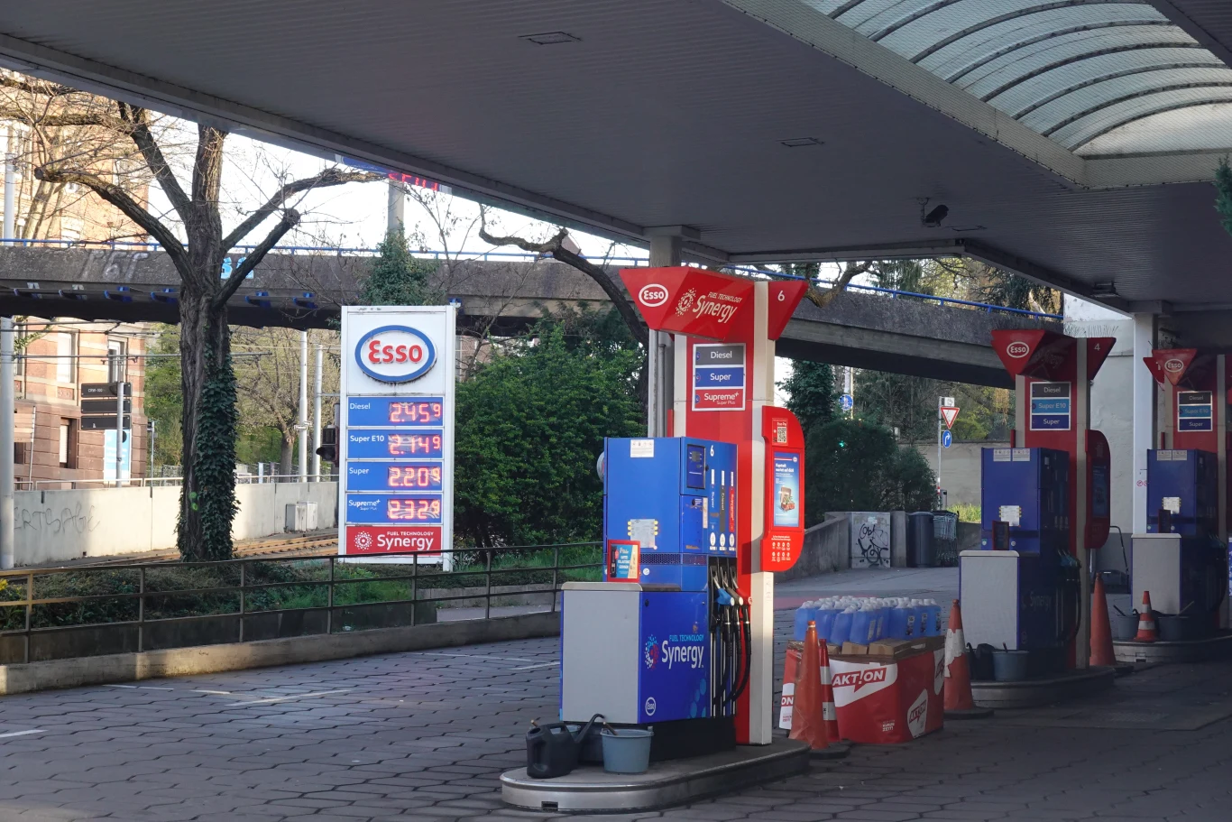 Praca zdalna jak w pandemii? Norwegia chce oszczędzać paliwo. Fot. ilustracyjna Stacja benzynowa Esso, widoczne dystrybutory paliwa.