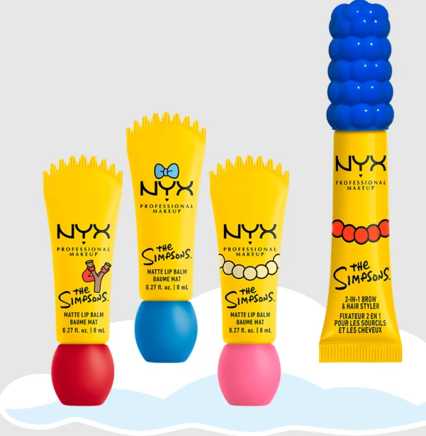 Tak wygląda nowa kolekcja NYX x The Simpsons trzy matowe balsamy do ust oraz żel do brwi i włosów marki NYX Professional Makeup z kolekcji „The Simpsons”, z żółtymi opakowaniami ozdobionymi charakterystycznymi elementami postaci z serialu, w tym niebieską fryzurą i naszyjnikiem Marge oraz grafika...