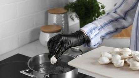 Jak gotować mrożone pierogi? Ten sposób sprawia, że się nie rozklejają
