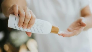 Skład żelu pod prysznic może wywoływać suchą, szorstką i swędzącą skórę na ciele
