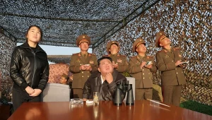 Kim Dzong Un podczas testów rakiet balistycznych. Przyglądała im się również jego córka