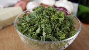 Aby jarmuż nie był gorzki i twardy, warto wyciąć z niego łodygi i pomasować go sokiem z cytryny lub oliwą 