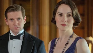 Allen Leech i Michelle Dockery w scenie z filmu "Downton Abbey. Wielki finał"
