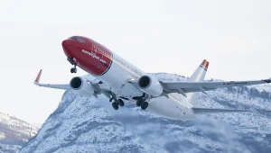 Samolot norweskich linii lotniczych startujący z lotniska Alta w okręgu Finnmark