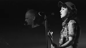 Martyna "Nancy" Załoga w składzie grupy Kryzys, w tle Robert Brylewski - Warszawa, 26 listopada 2009 r.