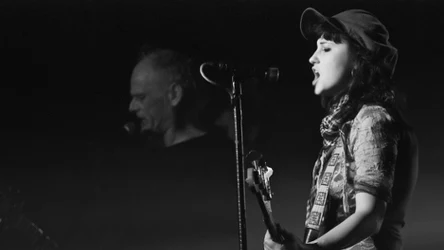 Martyna "Nancy" Załoga w składzie grupy Kryzys, w tle Robert Brylewski - Warszawa, 26 listopada 2009 r.