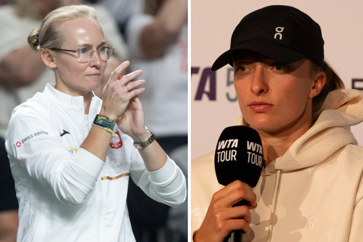 Daria Abramowicz, Iga Świątek Daria Abramowicz w białym stroju z emblematem Polski bije brawo, obok Iga Świątek z mikrofonem WTA Tour na konferencji.