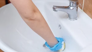 Czyszczenie umywalki proszkiem do pieczenia. Ta domowa metoda przynosi świetne efekty.