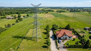 Słupy energetyczne na działce