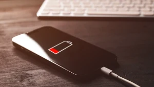 Te nawyki niszczą baterię w telefonie. Zmień je, zanim będzie za późno