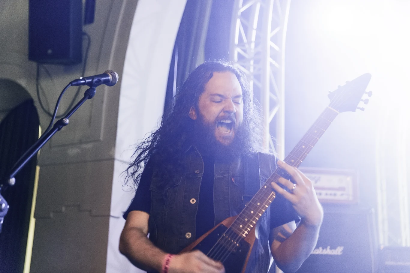 Ben Hutcherson (Khemmis) w akcji Ben Hutcherson z zespołu Khemmis gra na gitarze i śpiewa na scenie podczas koncertu rockowego.