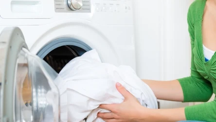 Jak przywrócić biel zżółkniętym ubraniom?