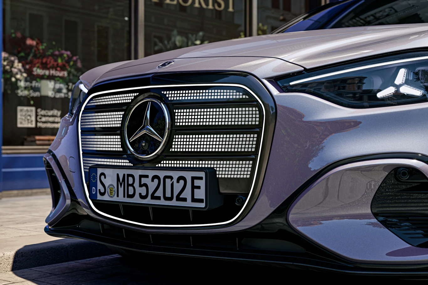 Elektryczny Mercedes klasy C otrzymał imponujący grill z 942 punktami świetlnymi Elektryczny Mercedes klasy C z grillem podświetlanym 942 punktami LED, logo i tablicą S MB5202E.
