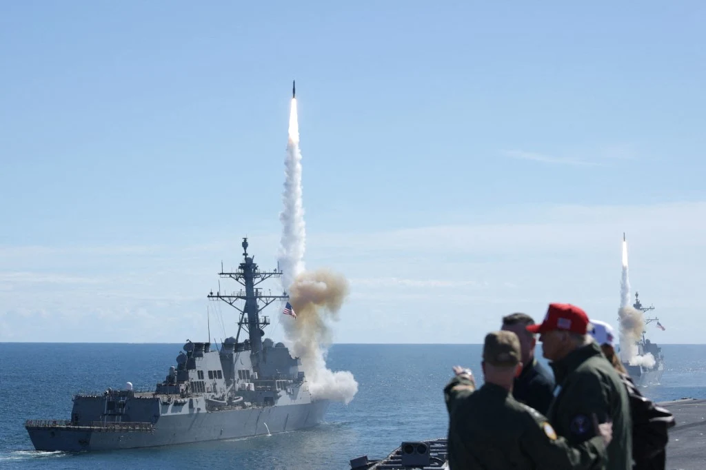 Donald Trump obserwujący możliwości lotniskowca USS George H.W. Bush