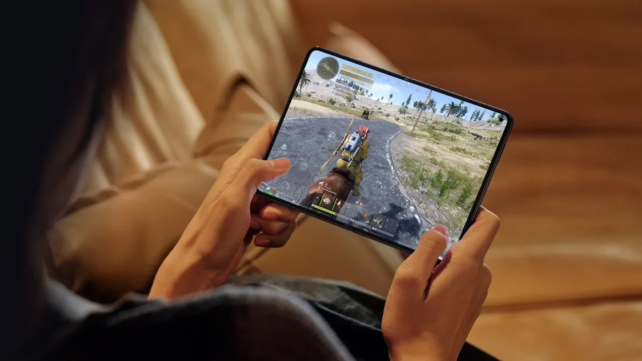 Premiera Huawei Pura X Max. Znamy ceny i specyfikację składanego smartfona. Składany smartfon Huawei Pura X Max z uruchomioną grą.