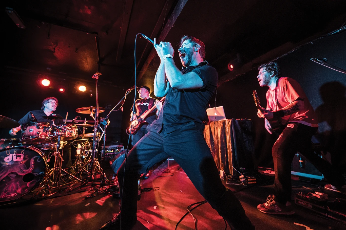O.R.k. w akcji: Pat Mastelotto, Colin Edwin, Lorenzo Esposito Fornasari i Carmelo Pipitone - Londyn, 23 stycznia 2018 r. O.R.k. na scenie: Mastelotto, Edwin, Fornasari, Pipitone, Londyn 2018, koncert, scena z kolorowym oświetleniem