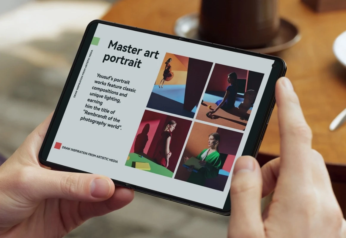 Składany smartfon Huawei Pura X Max. Osoba trzyma w rękach tablet, na którego ekranie widoczny jest artykuł o portretach artystycznych, zawierający tytuł, krótki opis oraz cztery kolorowe zdjęcia przedstawiające ludzi w efektownym, teatralnym oświetleniu i geometrycznych kompozycjach.