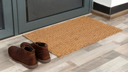 Czyszczenie wycieraczki powinno być przeprowadzane regularnie, jeśli ma być ona estetyczna i higieniczna. Sprawdź, jak ją wyczyścić domowym sposobem.