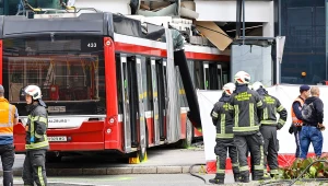 W Salzburgu jedna osoba zginęła, a siedem zostało rannych po tym, jak trolejbus wypadł z drogi i wjechał w budynek centrum handlowego