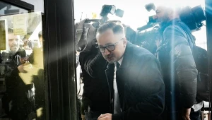 Marcin Horała wchodzi do siedziby PiS na Nowogrodzkiej