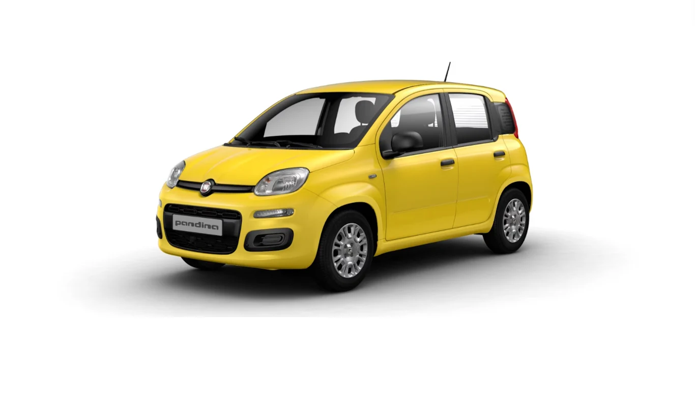 żółty samochód osobowy typu hatchback z czarnymi zderzakami, charakterystycznym logo marki Fiat na masce, widoczny z boku i lekko od przodu na białym tle