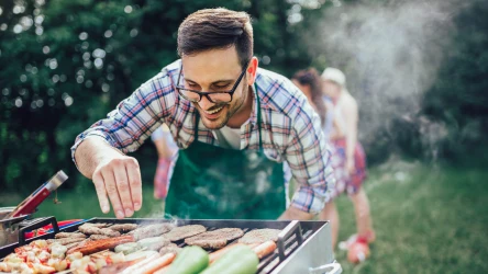 Majówka to okres rodzinnych spotkań. W ich trakcie często szykuje się grilla czy pali ognisko. Pewnej rzeczy nie wolno jednak robić, bo może sprowadzić pecha.