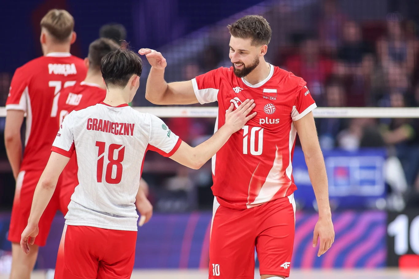 Maksymilian Granieczny i Bartosz Bednorz Maksymilian Granieczny i Bartosz Bednorz w czerwono-białych strojach podczas celebracji udanej akcji na boisku