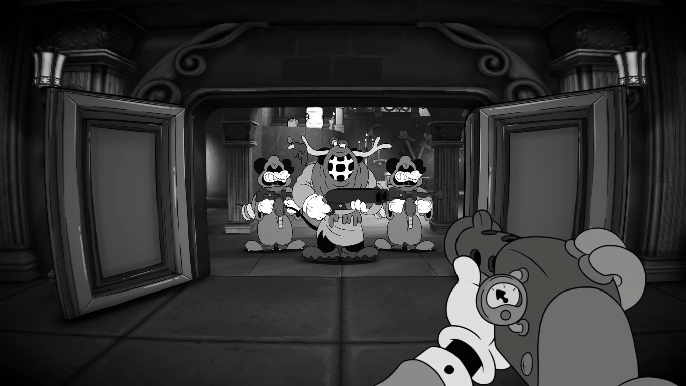 MOUSE: P.I. For Hire Czarnobiała scena przedstawiająca postać z perspektywy pierwszej osoby celującą zabawkowym pistoletem w trójkę groteskowych, kreskówkowych postaci ubrane w maski z rogami, stojących naprzeciw otwartych, ozdobnych drzwi w stylu retro.