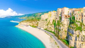 Położona na ogromnym klifie średniowieczna Tropea nie bez przyczyny nazywana jest "perłą Kalabrii"