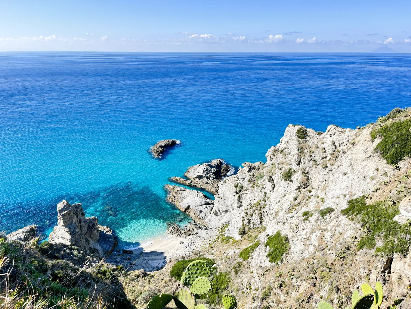 Capo Vaticano to jedno z najpiękniejszych miejsc na Wybrzeżu Bogów błękitne morze otaczające skaliste klify, turkusowa zatoczka z małą plażą oraz roślinność porastająca wierzchołki skał