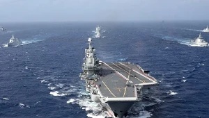 Chiński lotniskowiec Liaoning wraz z grupą towarzyszących mu okrętów