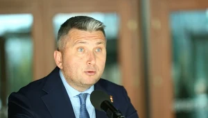 Radosław Piesiewicz podczas briefingu nt. sponsora generalnego PKOl, Zondacrypto