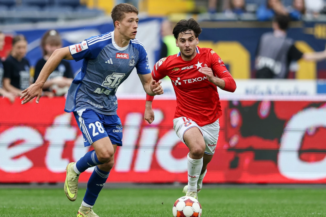 Ruch Chorzów w niedzielę zmierzył się z Wisłą Kraków Dwóch piłkarzy walczących o piłkę podczas meczu Ruch Chorzów – Wisła Kraków na stadionie