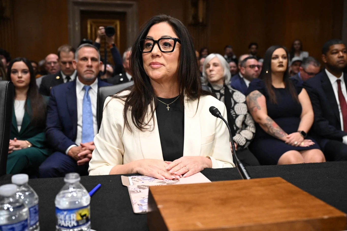 Lori Chavez-DeRemer złożyła rezygnację. Była szefową resortu pracy w administracji Donalda Trumpa Lori Chavez-DeRemer w okularach i białej marynarce przy mikrofonie podczas oficjalnego posiedzenia