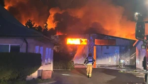 Płoną hale magazynowe na Mazowszu. Jeden ze strażaków ranny