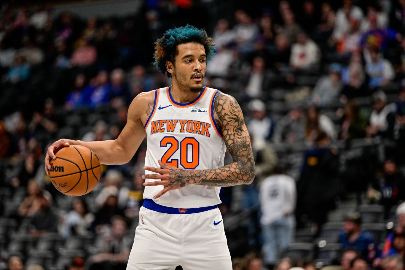 Jeremy Sochan Jeremy Sochan, koszykarz New York Knicks w białym stroju z numerem 20, z piłką w prawej ręce na boisku