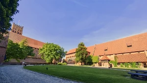 Turyści z całego świata chcą zwiedzić ten zamek. To idealny moment na wizytę