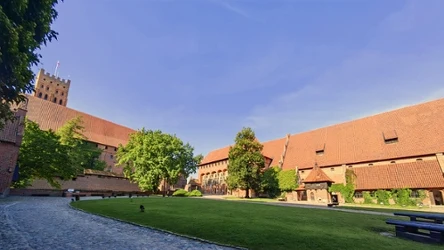 Ten zamek wpisany jest na listę światowego dziedzictwa UNESCO. Dlaczego warto odwiedzić go wiosną? 