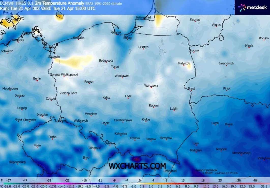 Mapa Polski z zaznaczonymi miastami przedstawiająca anomalię temperatury na tle wieloletniej średniej, gdzie większość obszaru kraju wykazuje ujemne odchylenia temperatury, szczególnie na południu i wschodzie, z jaśniejszymi strefami wskazującymi na mn...