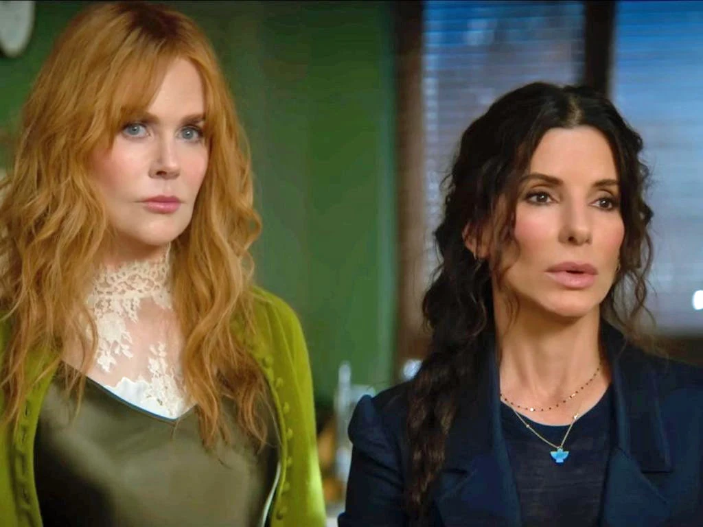Nicole Kidman i Sandra Bullock w filmie "Totalna magia 2" Nicole Kidman i Sandra Bullock jako siostry w scenie z filmu „Totalna magia 2”, stojące obok siebie w pomieszczeniu.
