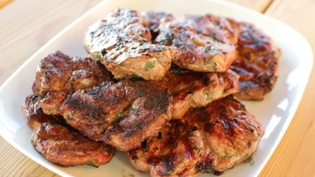 Przepis na karkówkę z grilla, która smakuje idealnie, jest miękka i rozpływa się w ustach. Tak ją przygotujesz