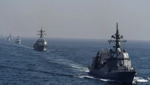 Japoński okręt wojenny Suzutsuki (z prawej) podczas międzynarodowych ćwiczeniach morskich "AMAN-23" na Morzu Arabskim