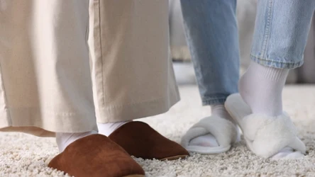 Mało kto pamięta o regularnym praniu kapci. Jak przywrócić im świeżość i wygląd?