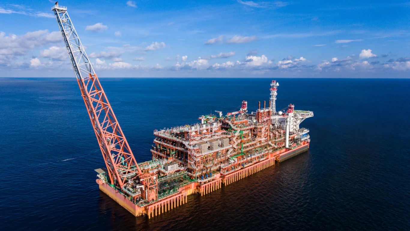 U wybrzeży Indonezji odkryto ogromne złoża gazu Morska platforma wydobywcza gazu u wybrzeży Indonezji z dźwigiem i infrastrukturą na tle oceanu i nieba