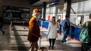 Największe błędy seniorów na lotnisku. Tych sytuacji łatwo uniknąć
