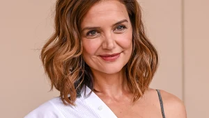 Katie Holmes uwielbia koszule. Nosi je wszędzie i na milion sposobów