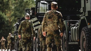 Kolumny wojskowe na drogach w Niemczech. Ćwiczenia systemu obrony NATO