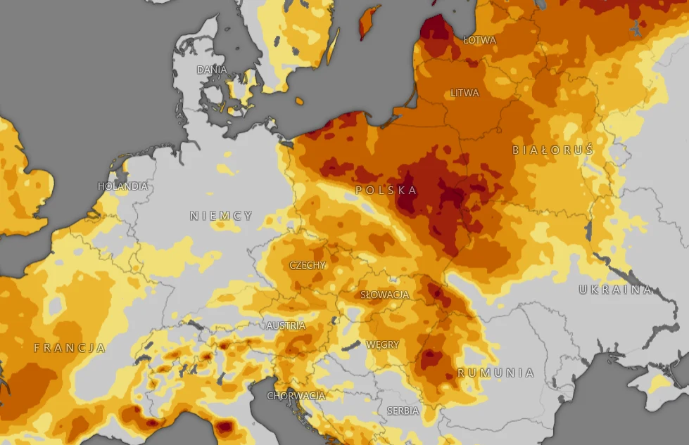 Polska mierzy się z niedoborem opadów mapa Europy z zaznaczonymi poziomami suszy, gdzie najbardziej intensywne odcienie czerwieni i pomarańczu obejmują centralną i wschodnią Polskę, Litwę oraz część Białorusi, wskazując na największy stopień wysuszenia tych regionów