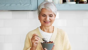 Seniorzy powinni jeść zamiast słodyczy. Wspierają jelita i wzmacniają kości
