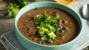 z czarnej fasoli można zrobić pożywna i zdrową zupę. 